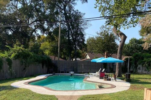 Private Oasis Spacious Great for Big Families in Grand Prairie, USA