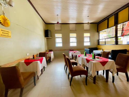 ห้องอาหาร, Caphill Hotel in อึมโลลองโก