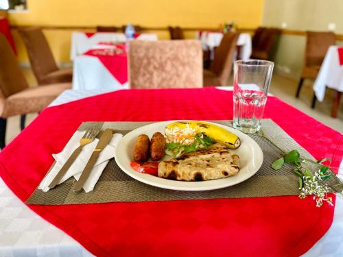 อาหารและเครื่องดื่ม, Caphill Hotel in อึมโลลองโก