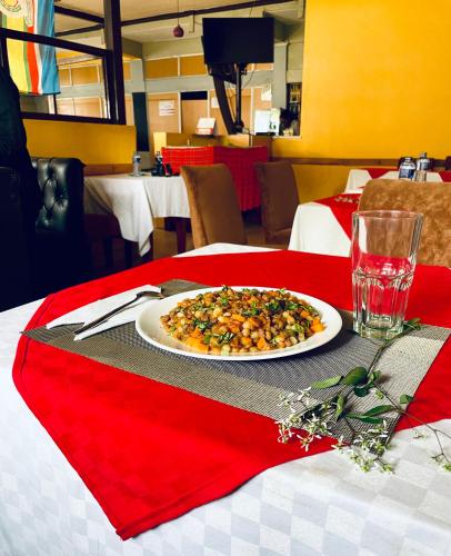 อาหารและเครื่องดื่ม, Caphill Hotel in อึมโลลองโก