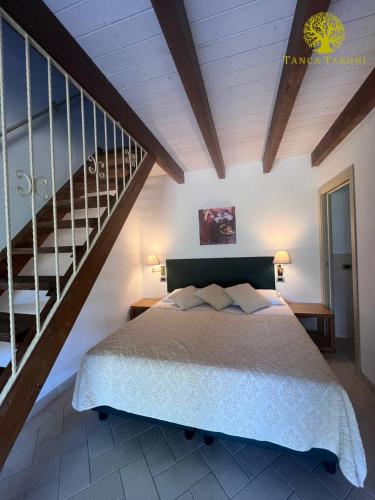 2 king beds, 1 twin bed