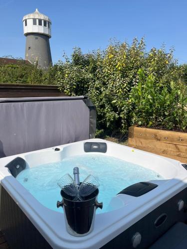 Windmill Glamping Pod with Hot tub - The Hideaway in Cambridge Külváros