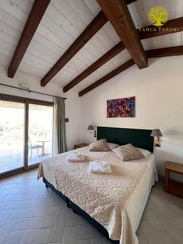 1 king bed, 1 sofa bed