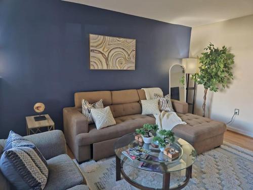 8-Min to Metro - King Bed- Old Town Central Retreat - Floyd's Freedom -