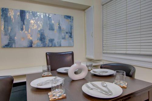 Book Now! 8-Min to Metro - King Bed- Old Town Central Retreat - Floyd's Freedom - in مترو طريق برادوك