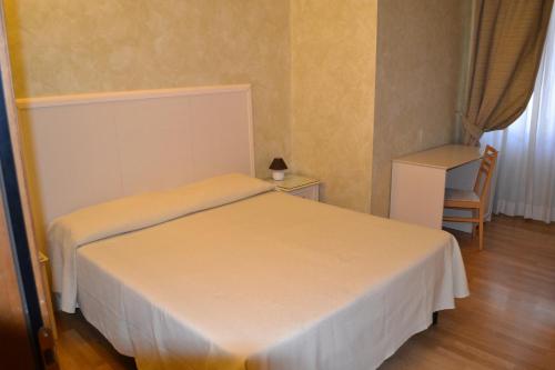 1 queen bed, 1 twin bed