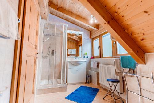 2 bedrooms, 4 beds