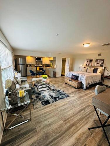 MarYan Spacious Studio Apartment with full kitchen and free wifi