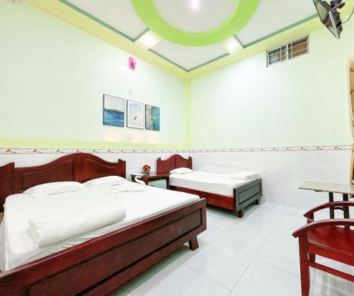 1 queen bed, 1 twin bed