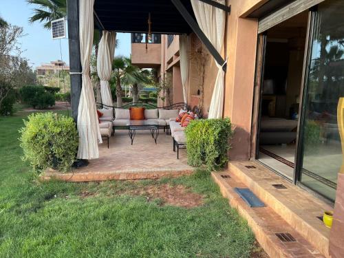 Appartement élégant avec vue sur piscine jardin verdoyant et wifi ultra rapide - image 8