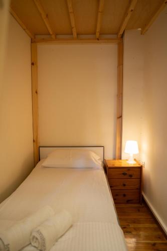 2 bedrooms, 7 beds