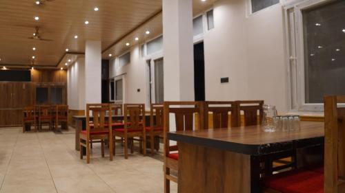 레스토랑, Maulyar Forest Resort in 우타르카쉬