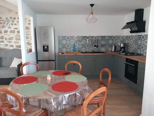 Kitchen, Gite la Tourterelle en Auvergne in Champs