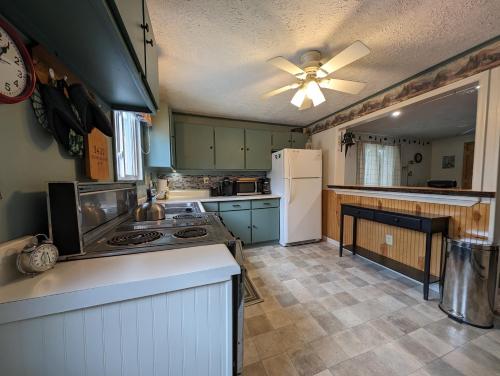 Vintage Cardinal Cottage - hot tub and fire pit - close to Deep Creek Lake in Swanton, USA