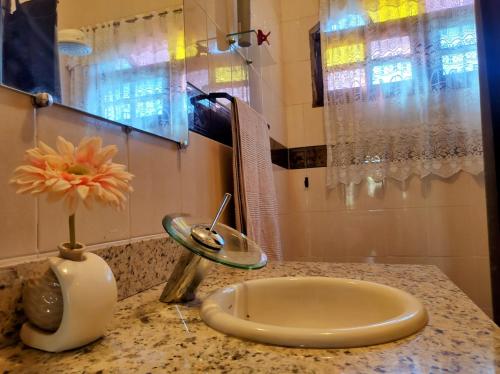 Fürdőszoba, Mi Casa Rio Garagem Wi-Fi Grátis Próximo Praia Barra (Mi Casa Rio Garagem Wi-Fi Gratis Proximo Praia Barra) in Realengo