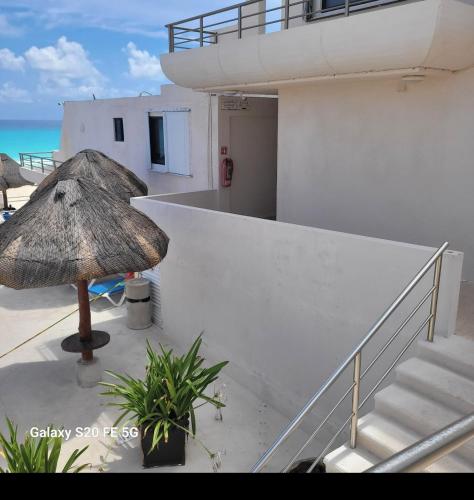 Ocean view front beach villa, Cancún (photo 11)