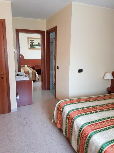 1 queen bed, 2 twin beds