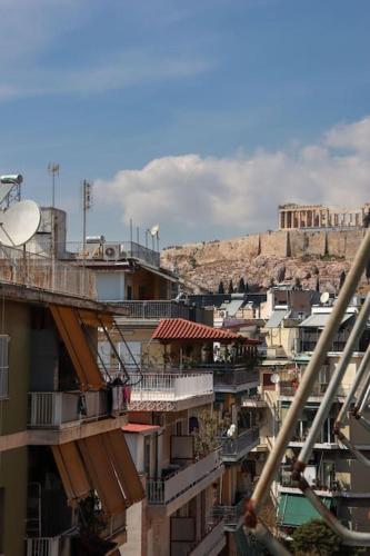 Modern Top Floor Apt, 5min to Acropolis & Plaka, Atene