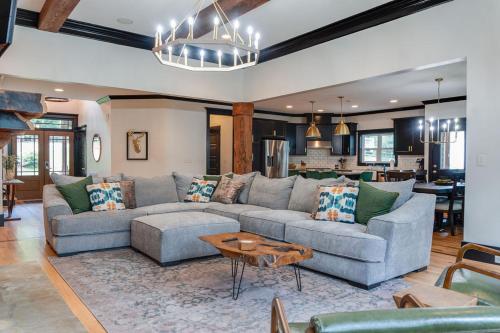 Luxurious Lake Front Estate, Sleeps 20, Game Room and Pet Friendly in Clarks Hill, USA
