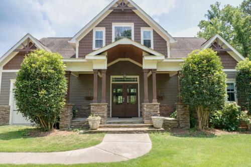 Luxurious Lake Front Estate, Sleeps 20, Game Room and Pet Friendly in Clarks Hill, USA
