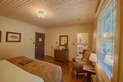 Historic Tapoco Lodge - image 3