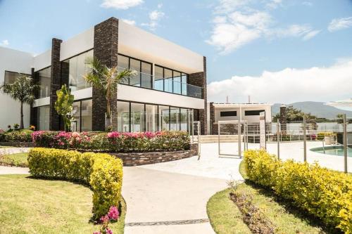 Lake house 3 bedroom Pool and hotub in San Cristóbal Zapotitlán, Mexico