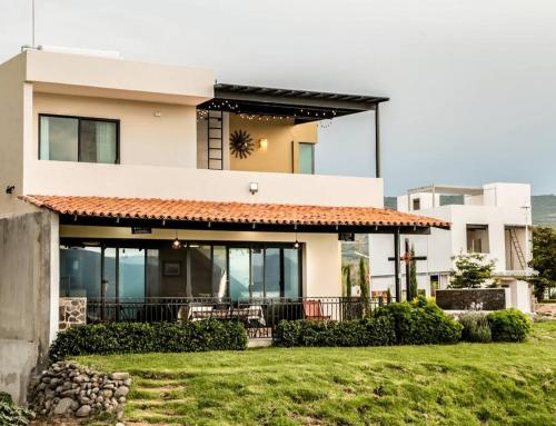 Lake house 3 bedroom Pool and hotub in San Cristóbal Zapotitlán, Mexico