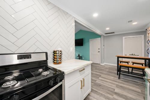 Comfortable 1BR Apt in Central Houston with Free Park near Houston Szépművészeti Múzeum