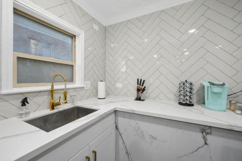 Comfortable 1BR Apt in Central Houston with Free Park near Houston Szépművészeti Múzeum