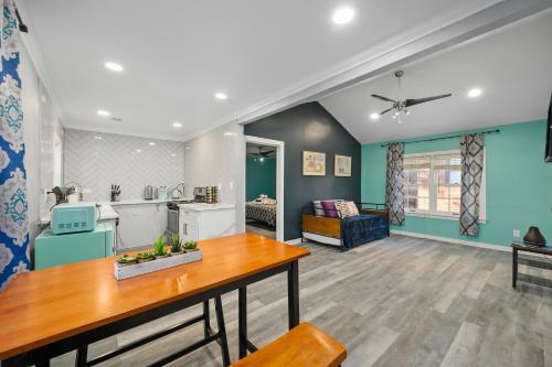 Comfortable 1BR Apt in Central Houston with Free Park near Houston Szépművészeti Múzeum