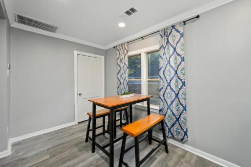 Comfortable 1BR Apt in Central Houston with Free Park near Houston Szépművészeti Múzeum