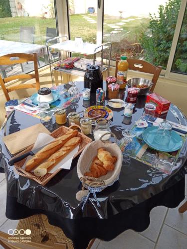 Food and beverages, chambres et la table d'hotes a la campagne in Senonches