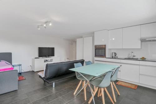 Studio, meublé, jolie terrasse, parking gratuit, Neuchâtel (foto 7)