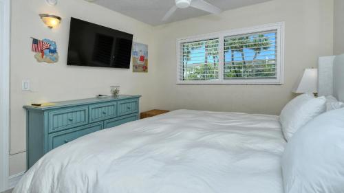 LaPlaya 102E-Tropical garden view near the pool!