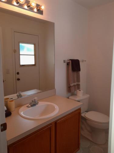 Three-Bedroom House in Clear Creek - image 12