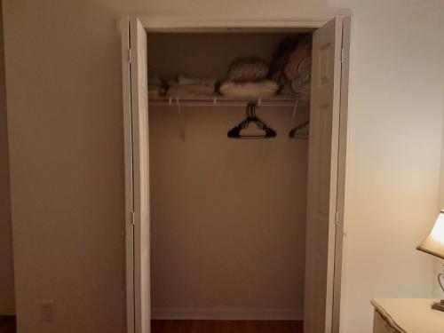 Three-Bedroom House in Clear Creek - image 10