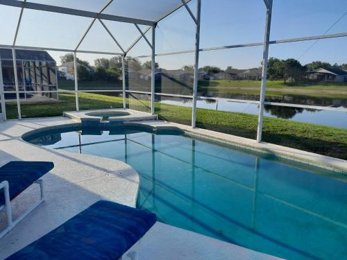 Three-Bedroom House in Clear Creek - image 14