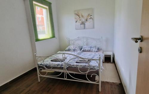2 bedrooms, 3 beds