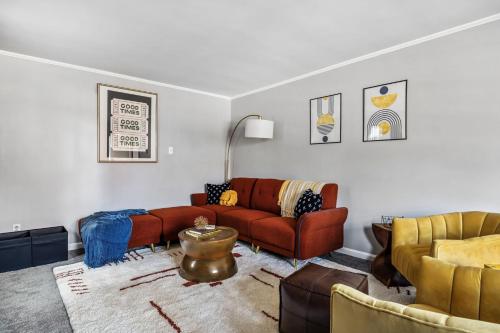 Eclectic 4Bed with BBQ-Firepit-Games-secretGarden & 7 mile to Downtown in Mount Lebanon, USA