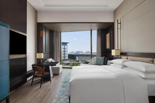 Executive King Bed Room image 2
