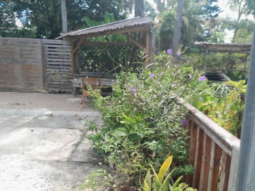 Escapade Creole Maison Rustique avec accès à la plage à la Baie du Moule