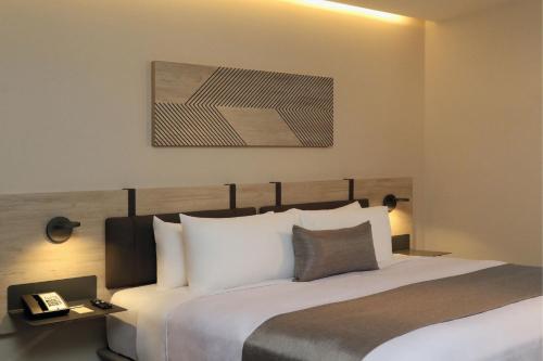 Standard King Room image 5