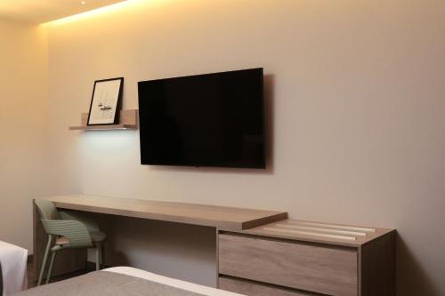 Standard Double Room with Two Double Beds image 4