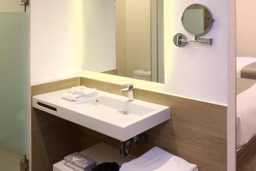 Standard Double Room with Two Double Beds image 2