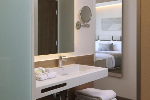 Standard Queen Room image 5