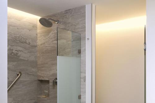 Standard King Room image 1