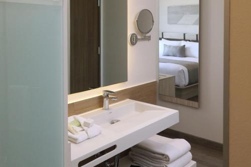 Standard King Room image 3