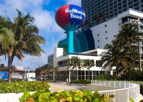 Walk to the beach, Studio, Pool AND FREE Parking in Hallandale Beach, USA