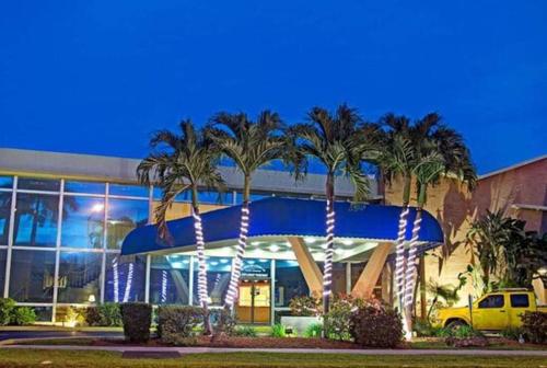 Walk to the beach, Studio, Pool AND FREE Parking in Hallandale Beach, USA