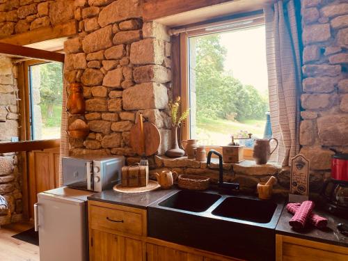 virtuve, Petite Maison de Campagne avec vue sur la vallée (Petite Maison de Campagne avec vue sur la vallee) in Guern
